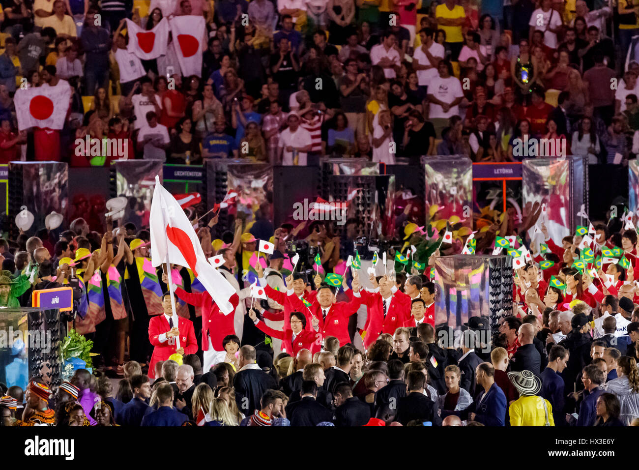Rio de Janeiro, Brasile. 5 agosto 2016 Keisuke Ushiro JPN portabandiera alla Olimpiadi estive di cerimonie di apertura. ©Paul J. Sutton/NCP Fotografia. Foto Stock