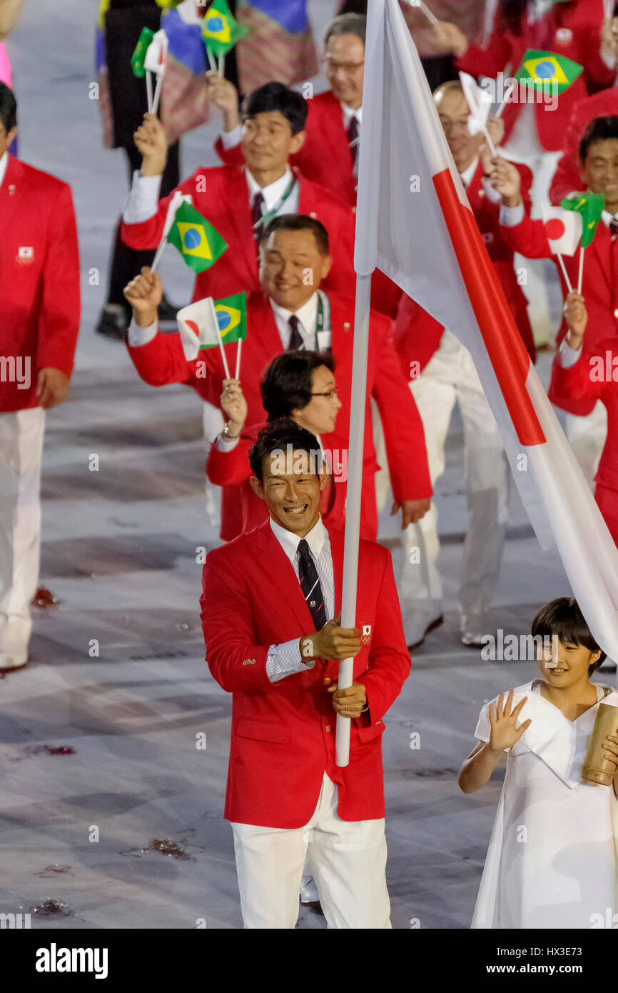 Rio de Janeiro, Brasile. 5 agosto 2016 Keisuke Ushiro JPN portabandiera alla Olimpiadi estive di cerimonie di apertura. ©Paul J. Sutton/NCP Fotografia. Foto Stock