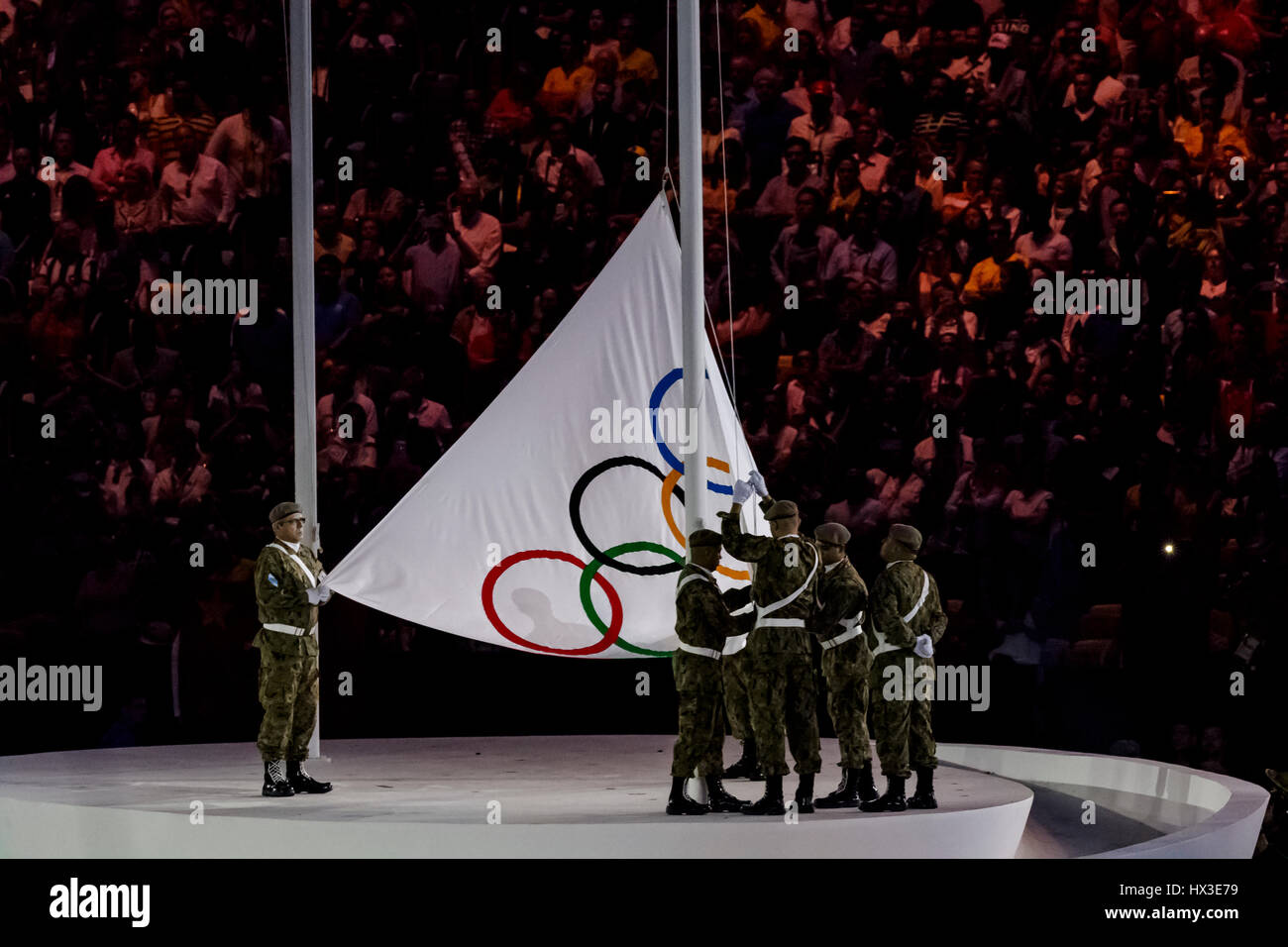 Rio de Janeiro, Brasile. 5 agosto 2016 innalzamento della bandiera olimpica alla Olimpiadi estive di cerimonie di apertura. ©Paul J. Sutton/NCP Fotografia. Foto Stock
