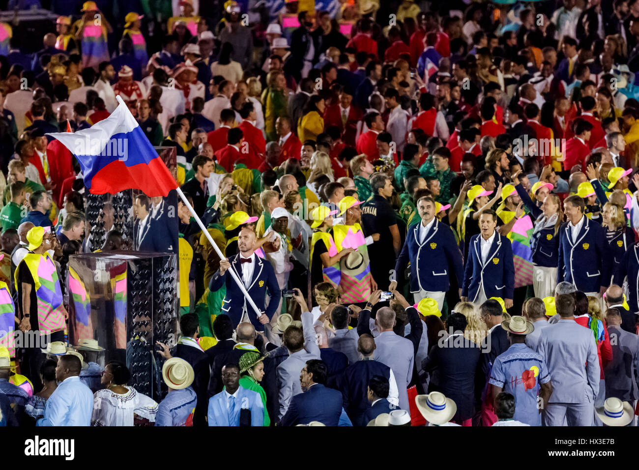 Rio de Janeiro, Brasile. 5 agosto 2016 Sergey Tetyukhin RUS portabandiera alla Olimpiadi estive di cerimonie di apertura. ©Paul J. Sutton/NCP Fotografia Foto Stock