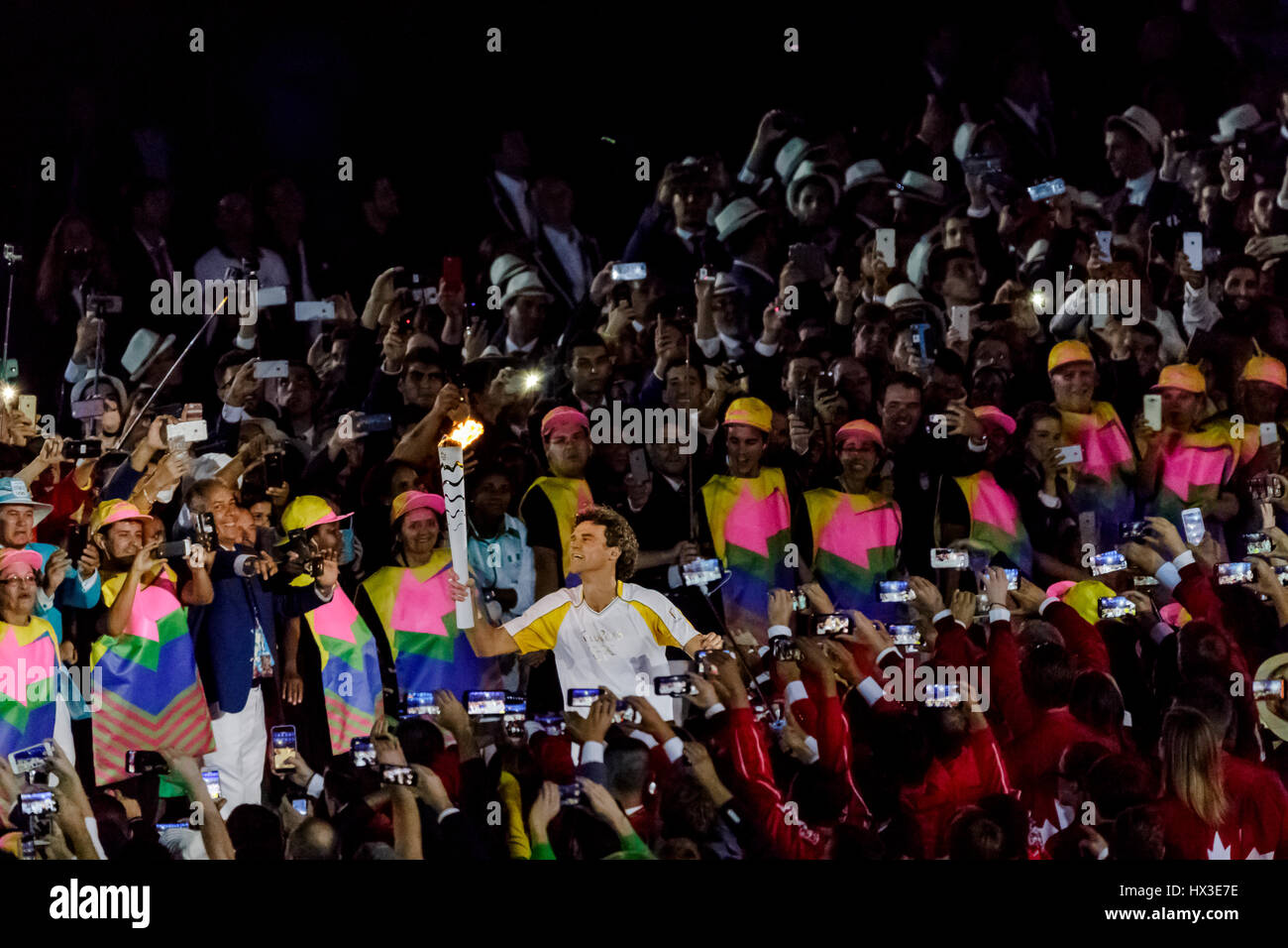 Rio de Janeiro, Brasile. 5 agosto 2016 Gustavo KUERTEN con la torcia olimpica nello stadio per le Olimpiadi estive di cerimonie di apertura. ©Paul J. Foto Stock