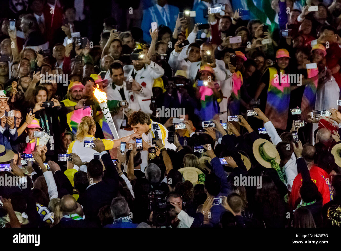 Rio de Janeiro, Brasile. 5 agosto 2016 Gustavo KUERTEN con la torcia olimpica nello stadio per le Olimpiadi estive di cerimonie di apertura. ©Paul J. Foto Stock