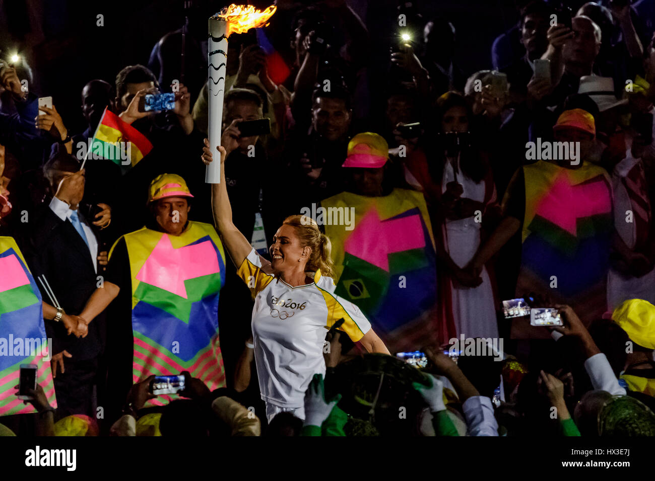 Rio de Janeiro, Brasile. 5 agosto 2016 Hortência Marcari con la torcia olimpica nello stadio per le Olimpiadi estive di cerimonie di apertura. ©Paolo J Foto Stock