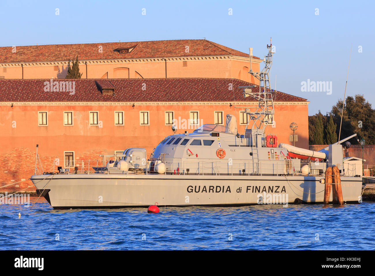 Una motovedetta della Guardia di Finanza) ormeggiati all' Isola della Giudecca a Venezia, Italia Foto Stock