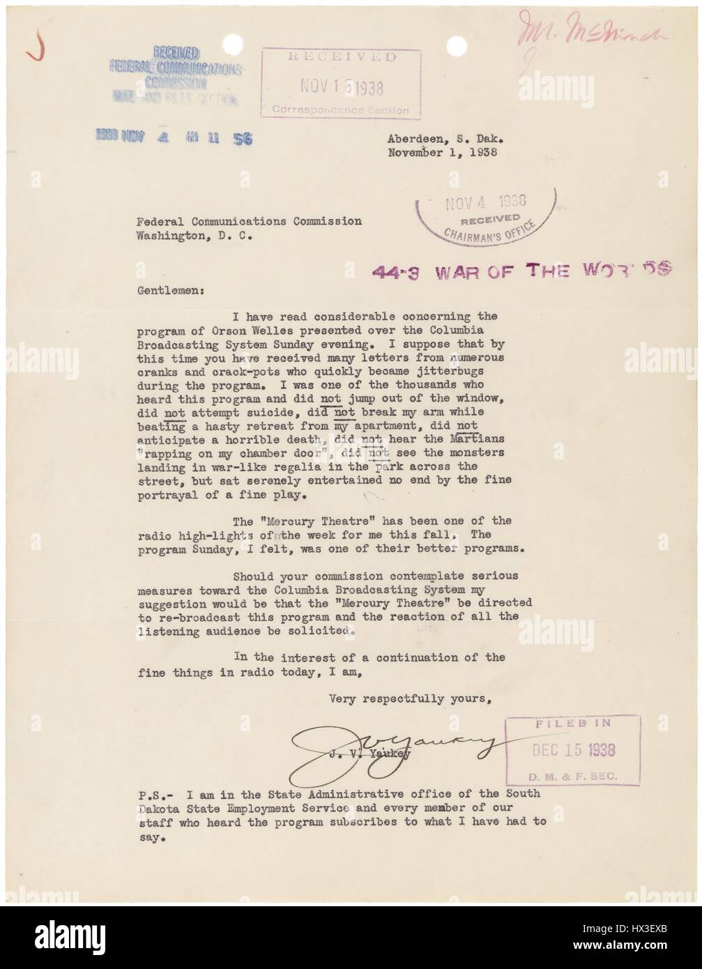 Lettera da JV Yaukey dalla Commissione federale delle comunicazioni, Washington, Distretto di Columbia per quanto riguarda la Guerra dei mondi radio broadcast, novembre 1938. Immagine cortesia archivi nazionali. Foto Stock