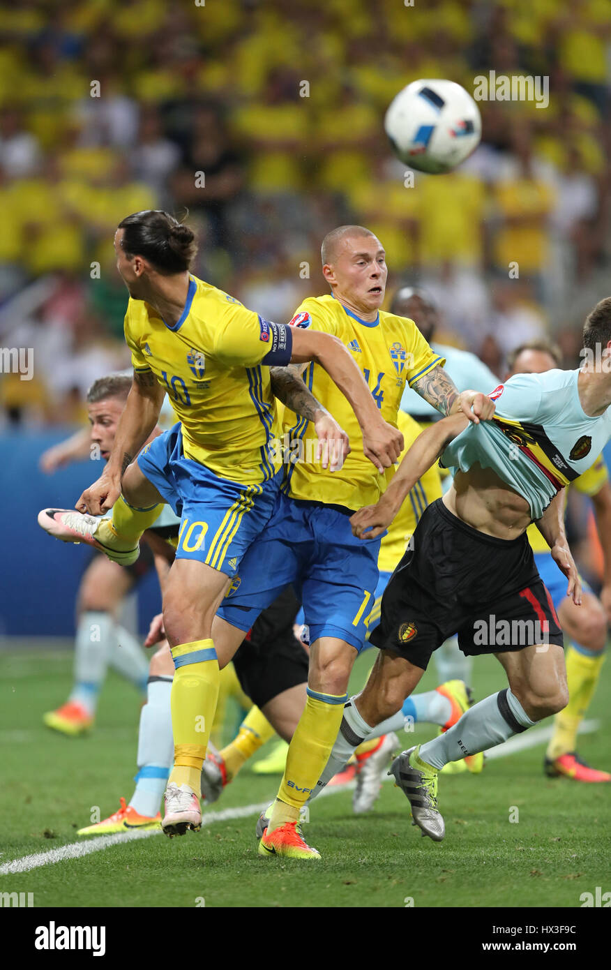 Nizza, Francia - 22 giugno 2016: svedese (in giallo) e il belga i giocatori combattono gli uni con gli altri per una sfera durante il loro UEFA EURO 2016 gioco a Allianz Riv Foto Stock