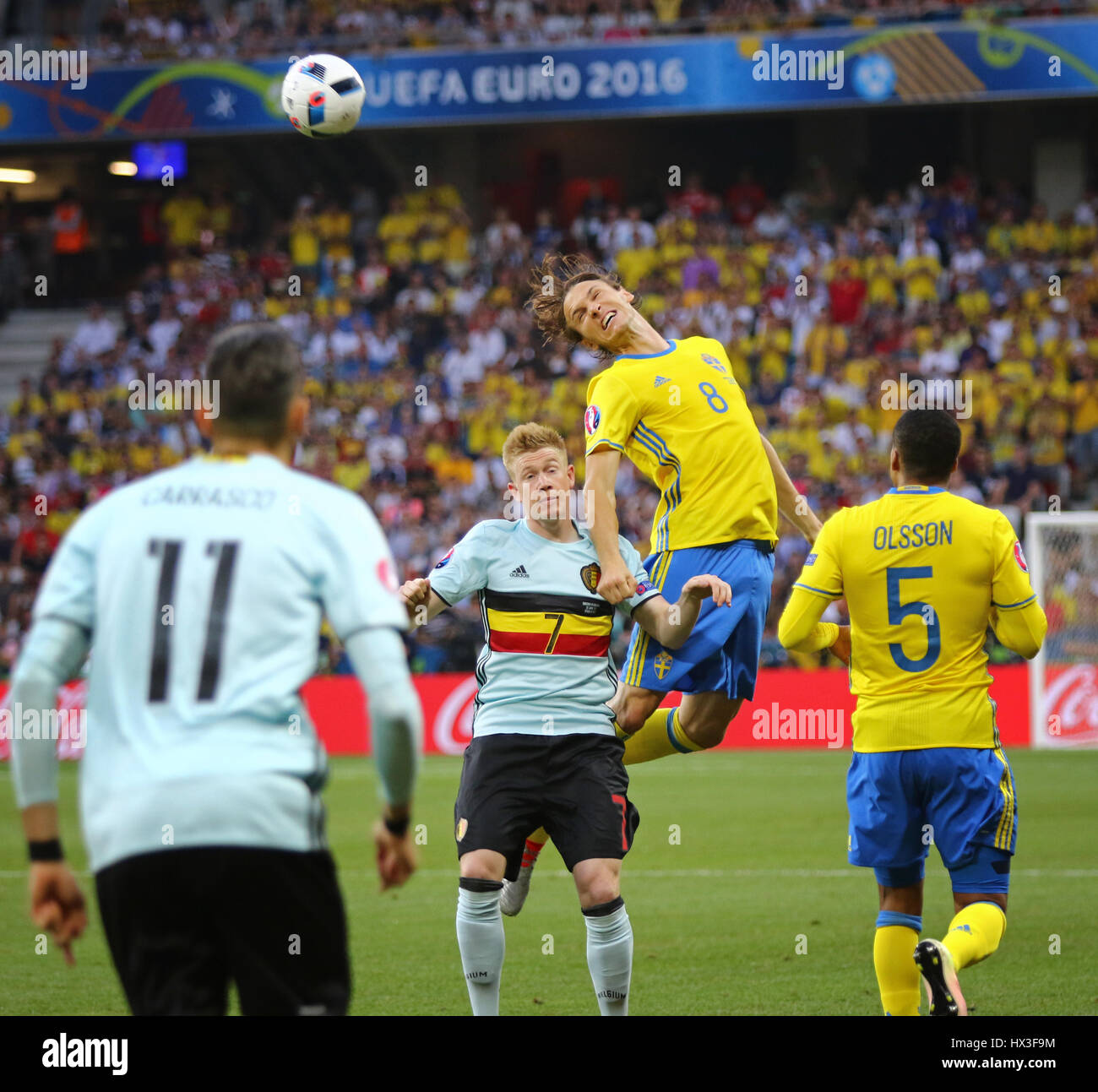 Nizza, Francia - 22 giugno 2016: svedese (in giallo) e il belga i giocatori combattono gli uni con gli altri per una sfera durante il loro UEFA EURO 2016 gioco a Allianz Riv Foto Stock