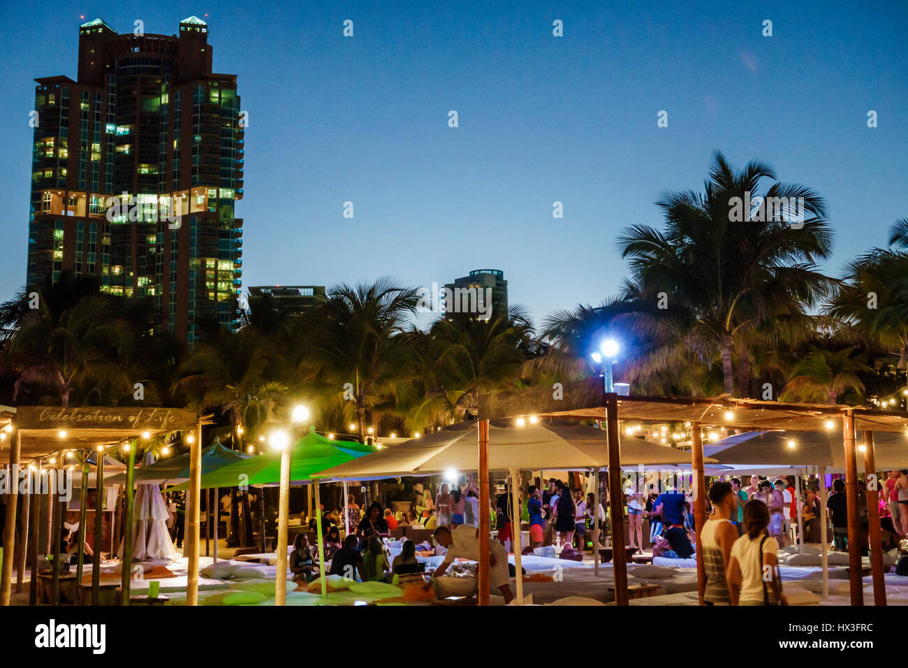 Miami Beach Florida, Ocean Drive, Nikki Beach Club, ristorante ristoranti, cibo, caffè, stile di vita, cabana bar, all'aperto, folla, tempo libero, ombrelloni, po Foto Stock
