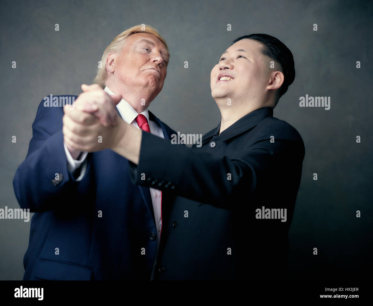 Presidente Donald Trump lookalike e capo supremo della Corea del nord Kim Jong-Un lookalike portrait shoot. Un improbabile storia d'amore di due dittatori. Foto Stock