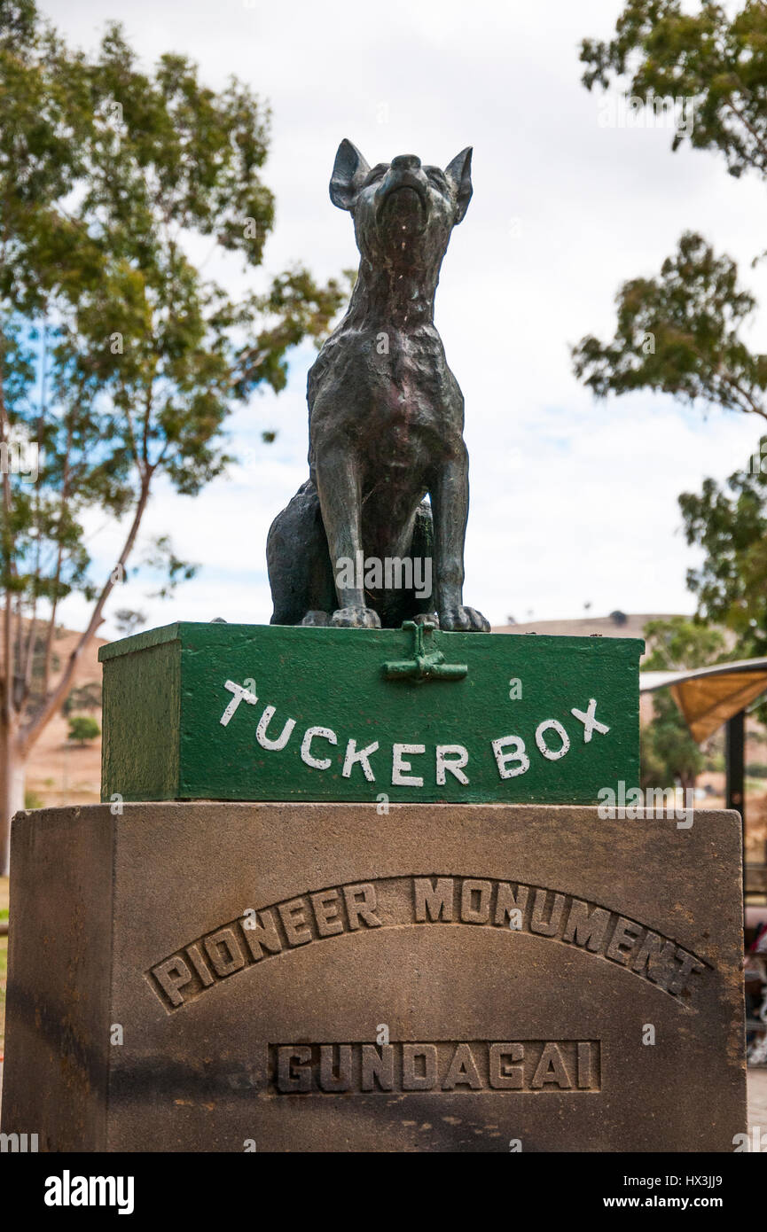 Hume Highway road trip, Australia: Cane sulla Tuccurbox pioneer monumento di Gundagai, NSW Foto Stock