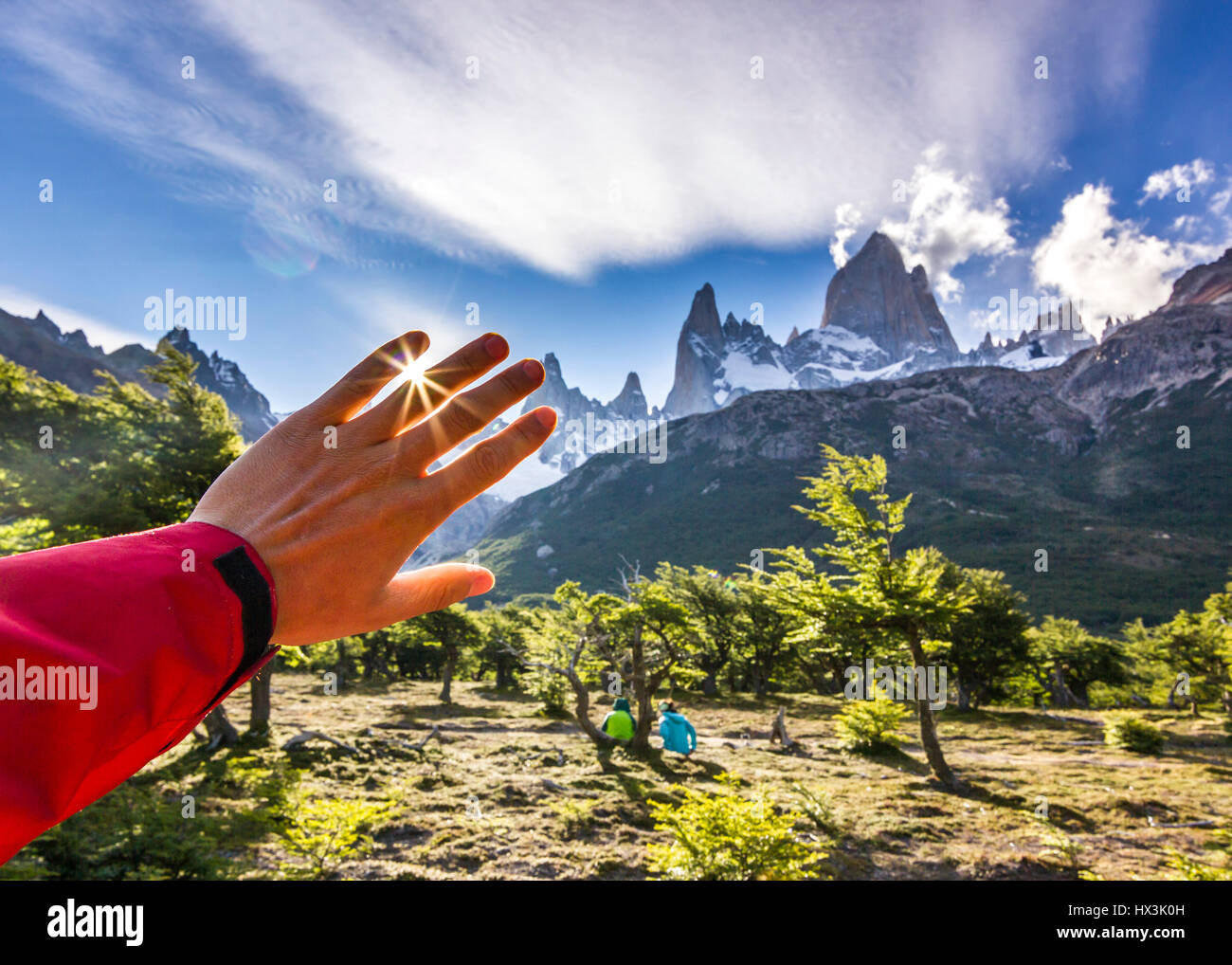Luce solare attraverso la mano d'uomo al tramonto vicino fitz-roy montagna in Patagonia Foto Stock