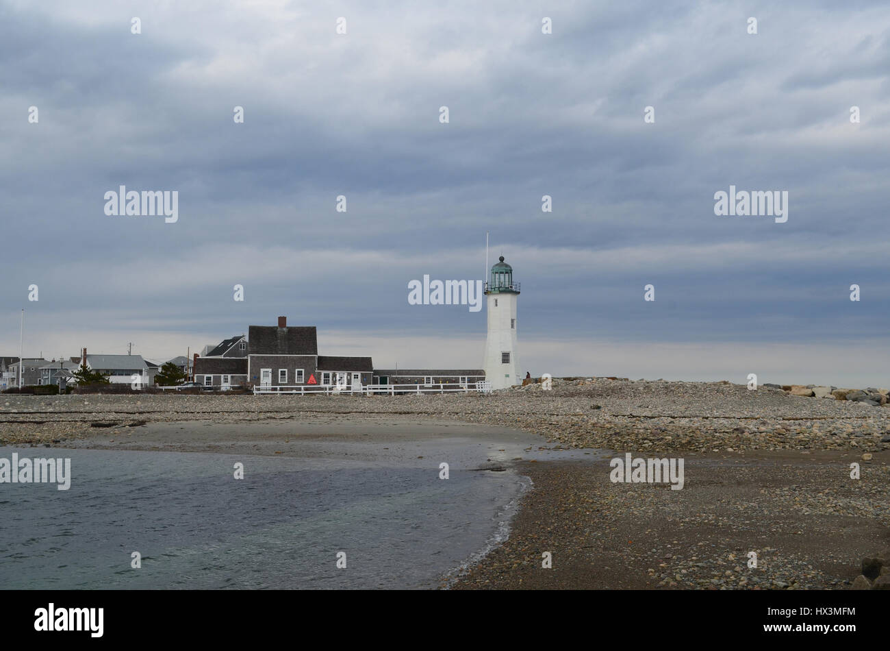 Spiaggia Spiaggia di roccia e vecchi Scituate luce nel porto. Foto Stock