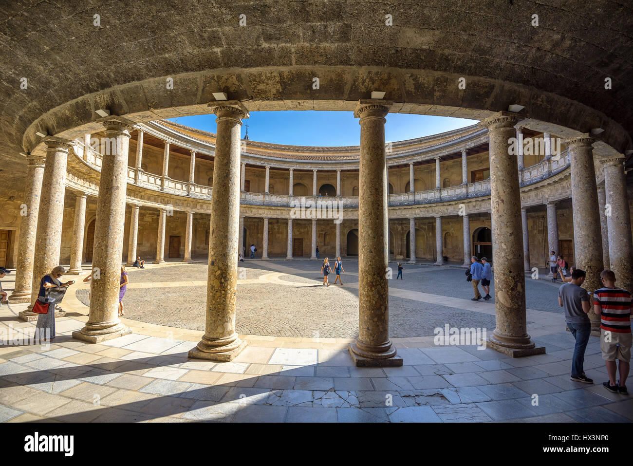 Atrio con colonne di Alhambra Palace di Charles V {Palacio de Carlos V) a La Alhambra. Granada, Spagna Foto Stock