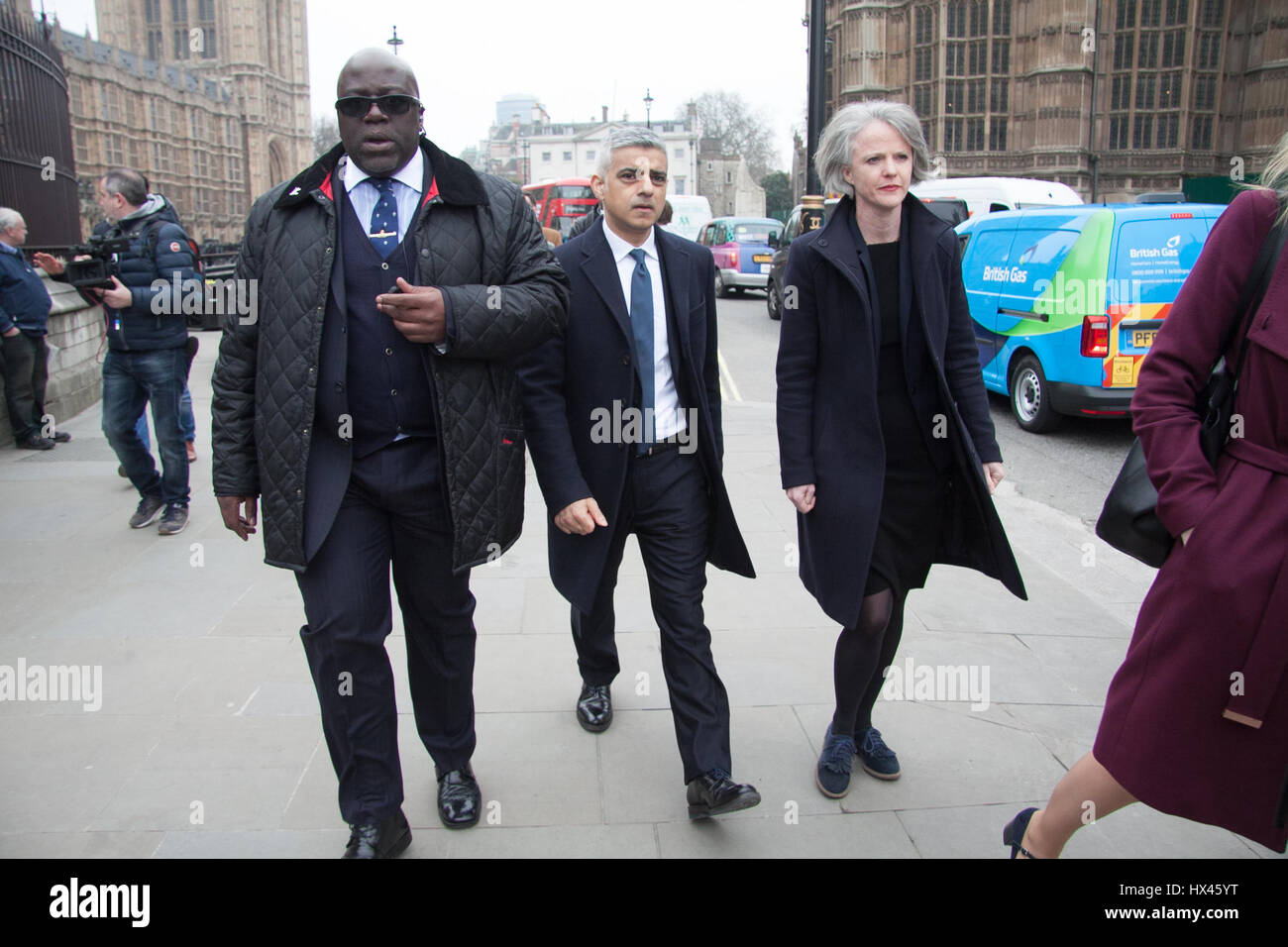 Londra, Regno Unito. 24 Mar, 2017. Il sindaco di Londra Sadiq Khan visite al Parlamento di rendere omaggio ai funzionari di polizia dopo gli attentati Credito: amer ghazzal/Alamy Live News Foto Stock