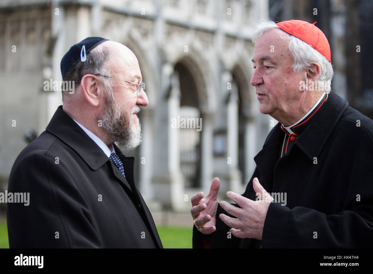 Londra, Regno Unito. 24 Mar, 2017. Foto di L-R: il Rabbino capo di Efraim Mirvis a colloquio con il cardinale Vincent Nichols Arcivescovo di Westminster. Ebrei, Cristiani e musulmani riuniti fuori Westminster Abbey a condannare gli attentati terroristici sul Westminster Bridge che è accaduto nei giorni precedenti. Credito: Bettina Strenske/Alamy Live News Foto Stock