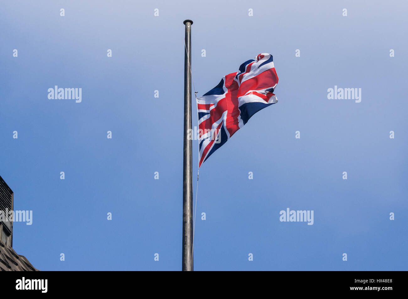 Londra, Regno Unito. Il 24 marzo 2017. Union Jack flag a metà il montante sulla Portcullis House dopo l'attacco terroristico. Credito: Marcin Rogozinski/Alamy Live News Foto Stock