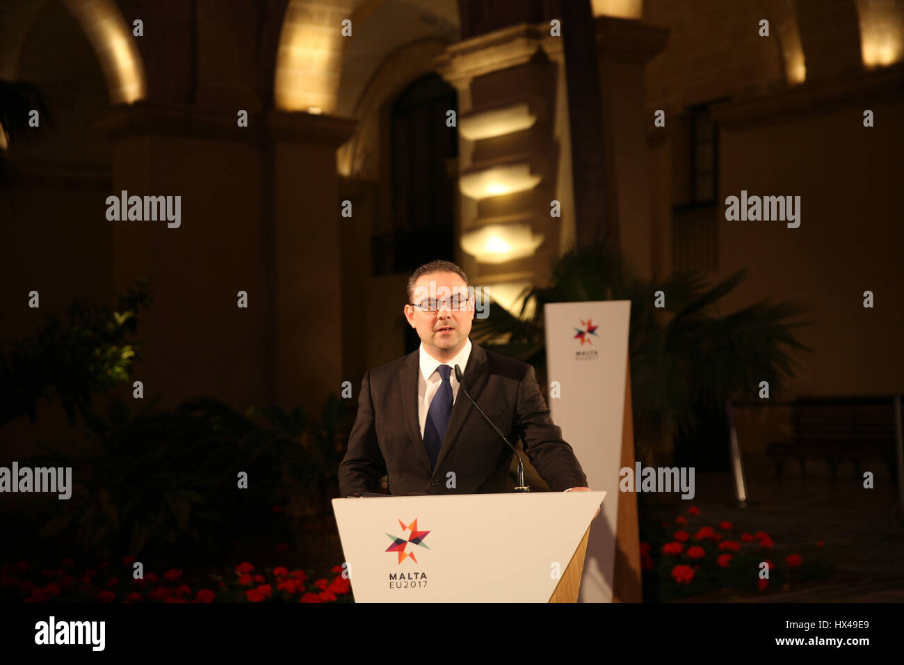 La Valletta, Malta. 24 Mar, 2017. Owen Bonnici, Malta il ministro della giustizia, della cultura e del governo locale, indirizzi l inaugurazione di un multimedia art exhibition in commemorazione del sessantesimo anniversario del Trattato di Roma a La Valletta, Malta, il 24 marzo 2017. Credito: Yuan Yun/Xinhua/Alamy Live News Foto Stock