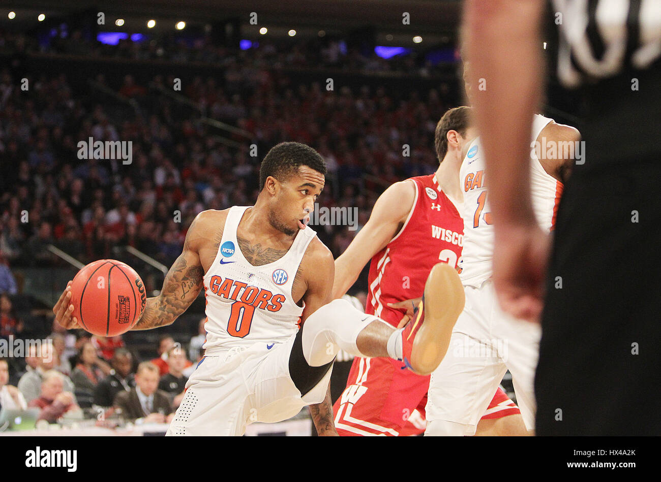 Città, Florida, Stati Uniti d'America. 24 Mar, 2017. OCTAVIO JONES | Orari .Florida Gators guard Kasey Hill (0) afferra un rimbalzo difensivo durante la prima metà nella regione Est di uomini del NCAA di torneo di basket al Madison Square Garden di New York New York Venerdì, Marzo 24, 2017. Credito: Octavio Jones/Tampa Bay volte/ZUMA filo/Alamy Live News Foto Stock