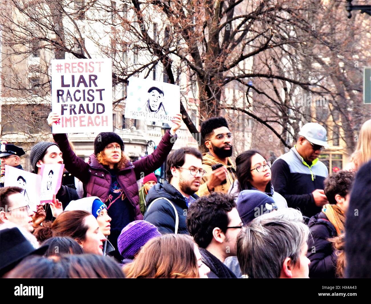 New York, New York, Stati Uniti d'America. Il 24 marzo 2017. New York City resiste ai crimini di odio Rally e Marzo in risposta a Timoteo Caughman omicidio. Il lunedì sera Timothy Caughman venne pugnalato a morte con una spada da una supremazia bianca. Il mercoledì sera la supremazia bianca ammesso per il viaggio a New York da Baltimora per uccidere un uomo nero perché 'New York è la media dei capitali del mondo". Credito: Mark Apollo/Alamy Live News Foto Stock