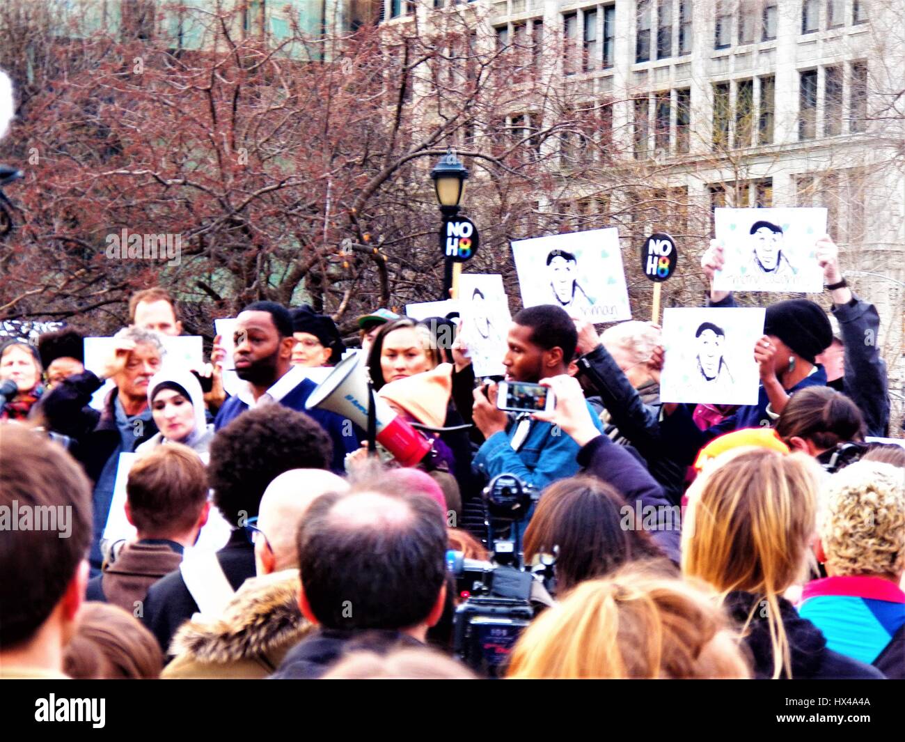 New York, New York, Stati Uniti d'America. Il 24 marzo 2017. New York City resiste ai crimini di odio Rally e Marzo in risposta a Timoteo Caughman omicidio. Il lunedì sera Timothy Caughman venne pugnalato a morte con una spada da una supremazia bianca. Il mercoledì sera la supremazia bianca ammesso per il viaggio a New York da Baltimora per uccidere un uomo nero perché 'New York è la media dei capitali del mondo". Credito: Mark Apollo/Alamy Live News Foto Stock