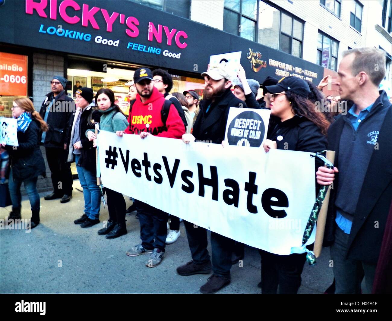 New York, New York, Stati Uniti d'America. Il 24 marzo 2017. New York City resiste ai crimini di odio Rally e Marzo in risposta a Timoteo Caughman omicidio. Il lunedì sera Timothy Caughman venne pugnalato a morte con una spada da una supremazia bianca. Il mercoledì sera la supremazia bianca ammesso per il viaggio a New York da Baltimora per uccidere un uomo nero perché 'New York è la media dei capitali del mondo". Credito: Mark Apollo/Alamy Live News Foto Stock