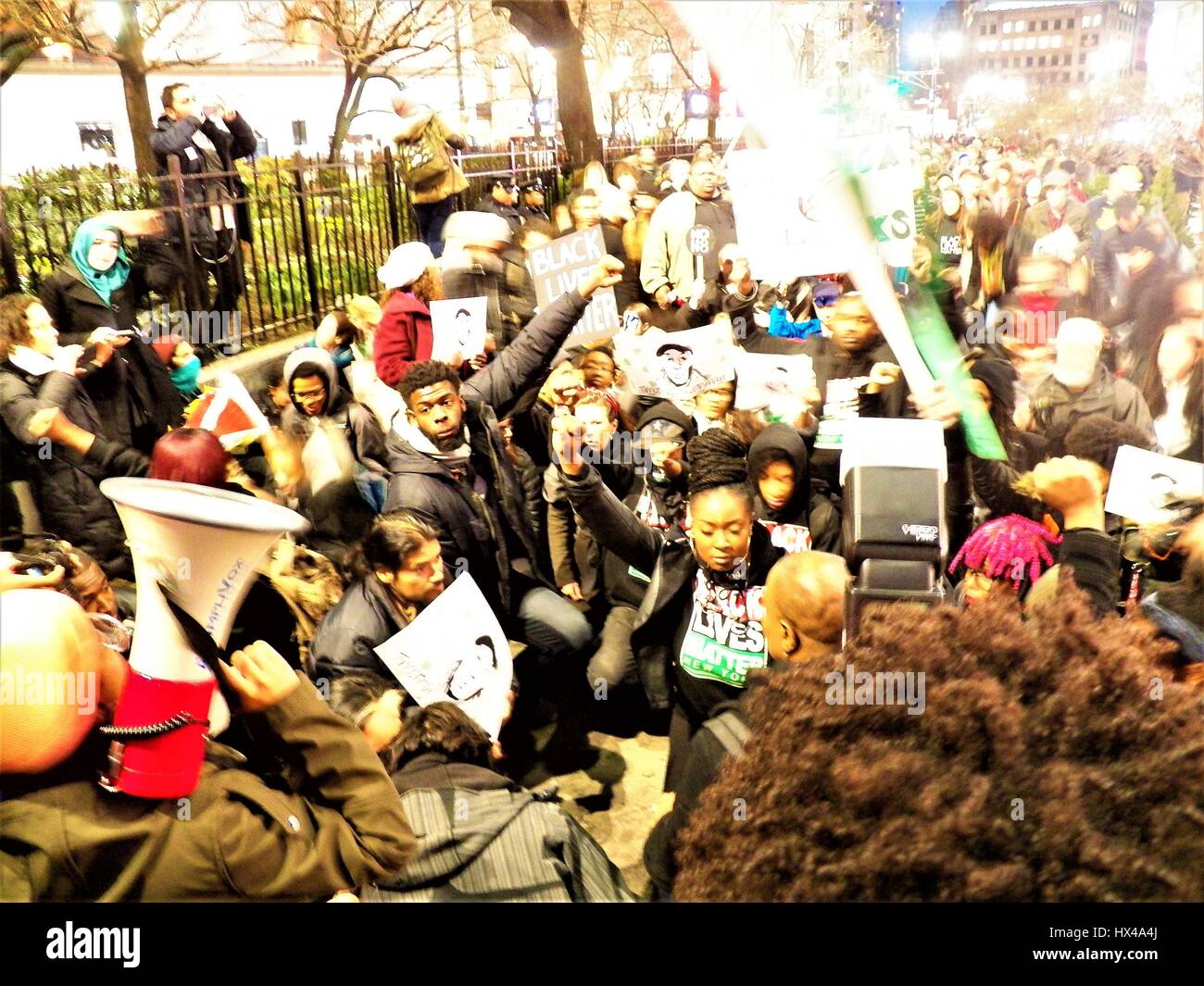 New York, New York, Stati Uniti d'America. Il 24 marzo 2017. New York City resiste ai crimini di odio Rally e Marzo in risposta a Timoteo Caughman omicidio. Il lunedì sera Timothy Caughman venne pugnalato a morte con una spada da una supremazia bianca. Il mercoledì sera la supremazia bianca ammesso per il viaggio a New York da Baltimora per uccidere un uomo nero perché 'New York è la media dei capitali del mondo". Credito: Mark Apollo/Alamy Live News Foto Stock