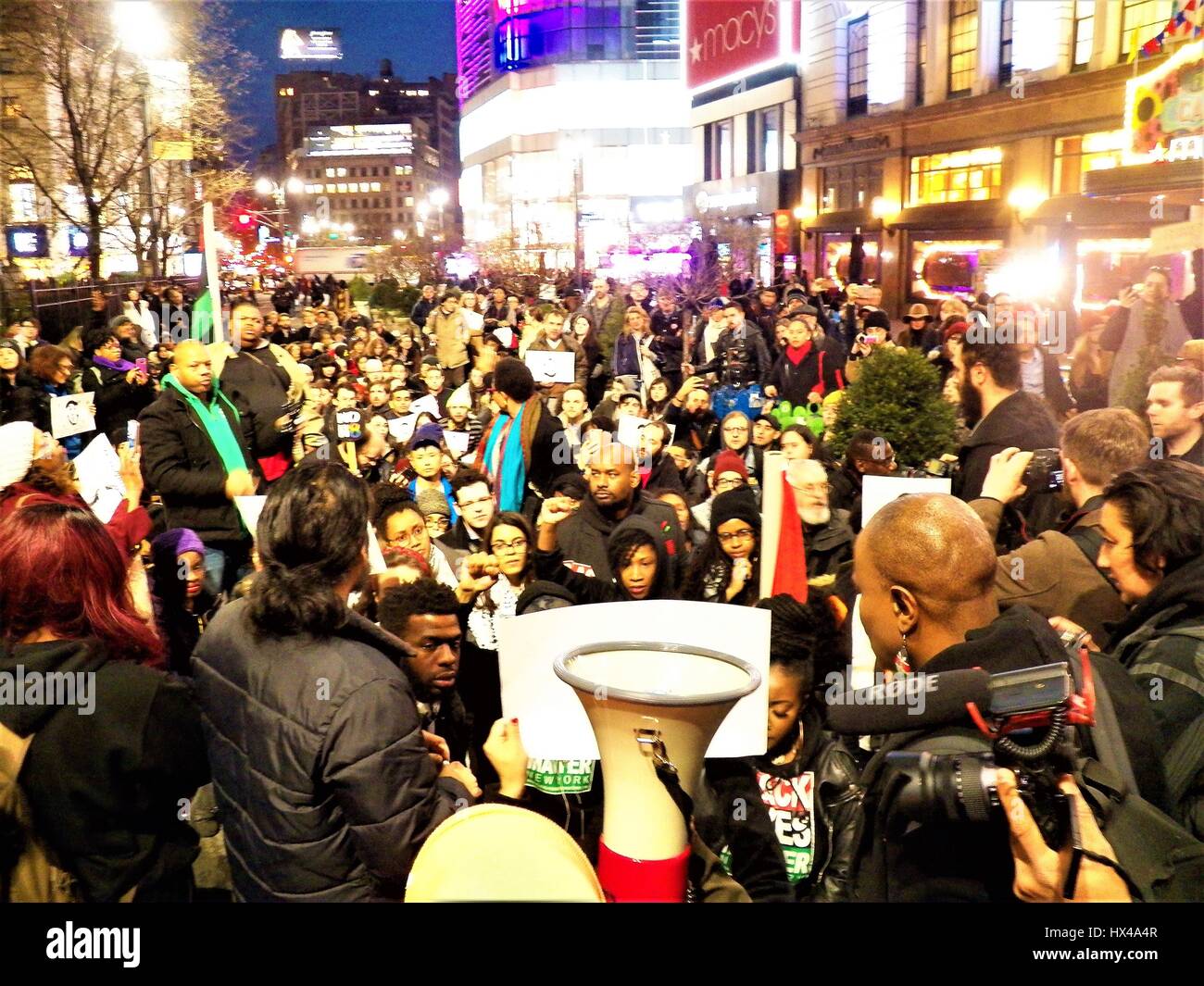 New York, New York, Stati Uniti d'America. Il 24 marzo 2017. New York City resiste ai crimini di odio Rally e Marzo in risposta a Timoteo Caughman omicidio. Il lunedì sera Timothy Caughman venne pugnalato a morte con una spada da una supremazia bianca. Il mercoledì sera la supremazia bianca ammesso per il viaggio a New York da Baltimora per uccidere un uomo nero perché 'New York è la media dei capitali del mondo". Credito: Mark Apollo/Alamy Live News Foto Stock