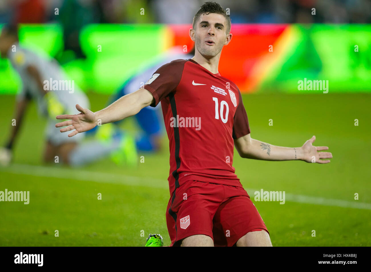 San Jose, CA. 24 Mar, 2017. Noi centrocampista Pulisic cristiana (10) celebra un obiettivo durante la Coppa del Mondo FIFA partita di qualificazione tra gli Stati Uniti e l' Honduras presso Avaya Stadium di San Jose, CA. Il noi sconfitto Honduras 6-0. Damon Tarver/Cal Sport Media/Alamy Live News Foto Stock