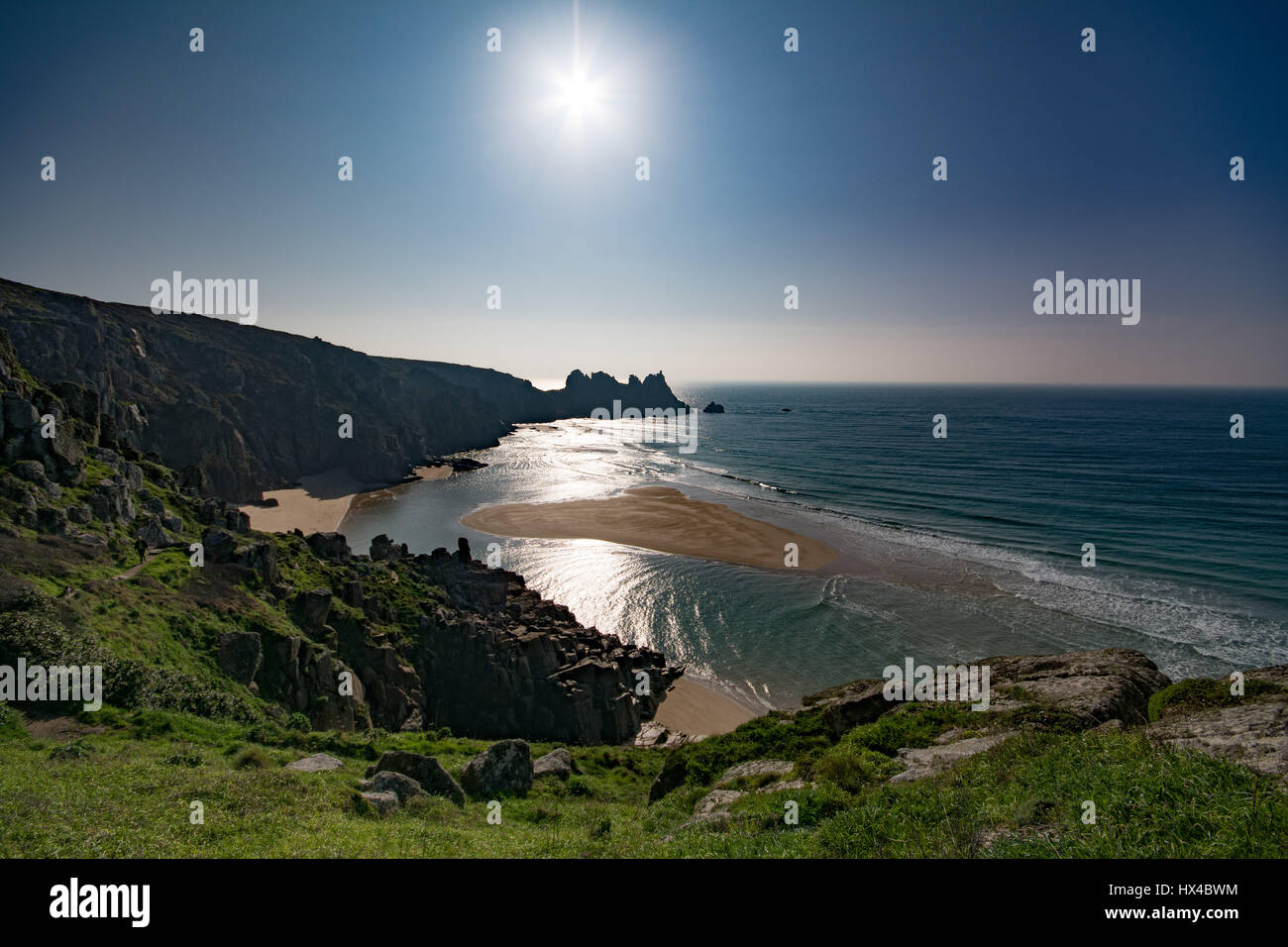 Treen, Cornwall, Regno Unito. 25 Mar, 2017. Regno Unito Meteo. Calda e soleggiata sulla spiaggia idilliaca a Treen questa mattina, con persone paddling in mare prima del 9am ! Credito: Simon Maycock/Alamy Live News Foto Stock