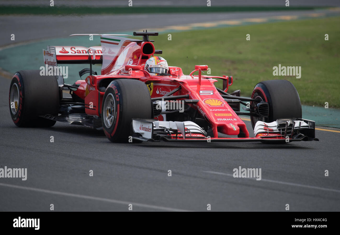 Melbourne, Australia. 25 Mar, 2017. La Scuderia Ferrari di Formula Uno pilota Sebastian Vettel di Germania rigidi durante la sessione di qualifiche della Australian Formula One Grand Prix all'Albert Park, il circuito di Melbourne, in Australia il 25 marzo 2017. Credito: Bai Xue/Xinhua/Alamy Live News Foto Stock