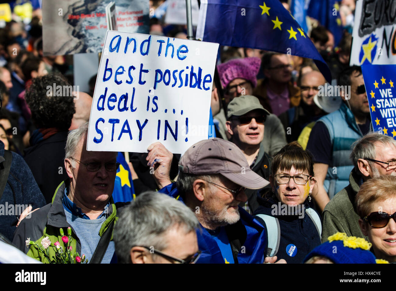 Londra, Regno Unito. 25 Mar, 2017. Unite per l'Europa Marzo Nazionale al Parlamento europeo. Il Pro-Europe la dimostrazione è stata organizzata in concomitanza con entrambi Theresa Maggio di innesco dell'articolo 50, il quale avrà inizio la Brexit formale del processo e il sessantesimo anniversario della firma del Trattato di Roma che ha istituito la Comunità economica europea. Il marzo, terminando con un rally in piazza del Parlamento, sta andando avanti nonostante il vicino Westminster attacco, 22 marzo 2017. Credito: Francesca Moore/Alamy Live News Foto Stock