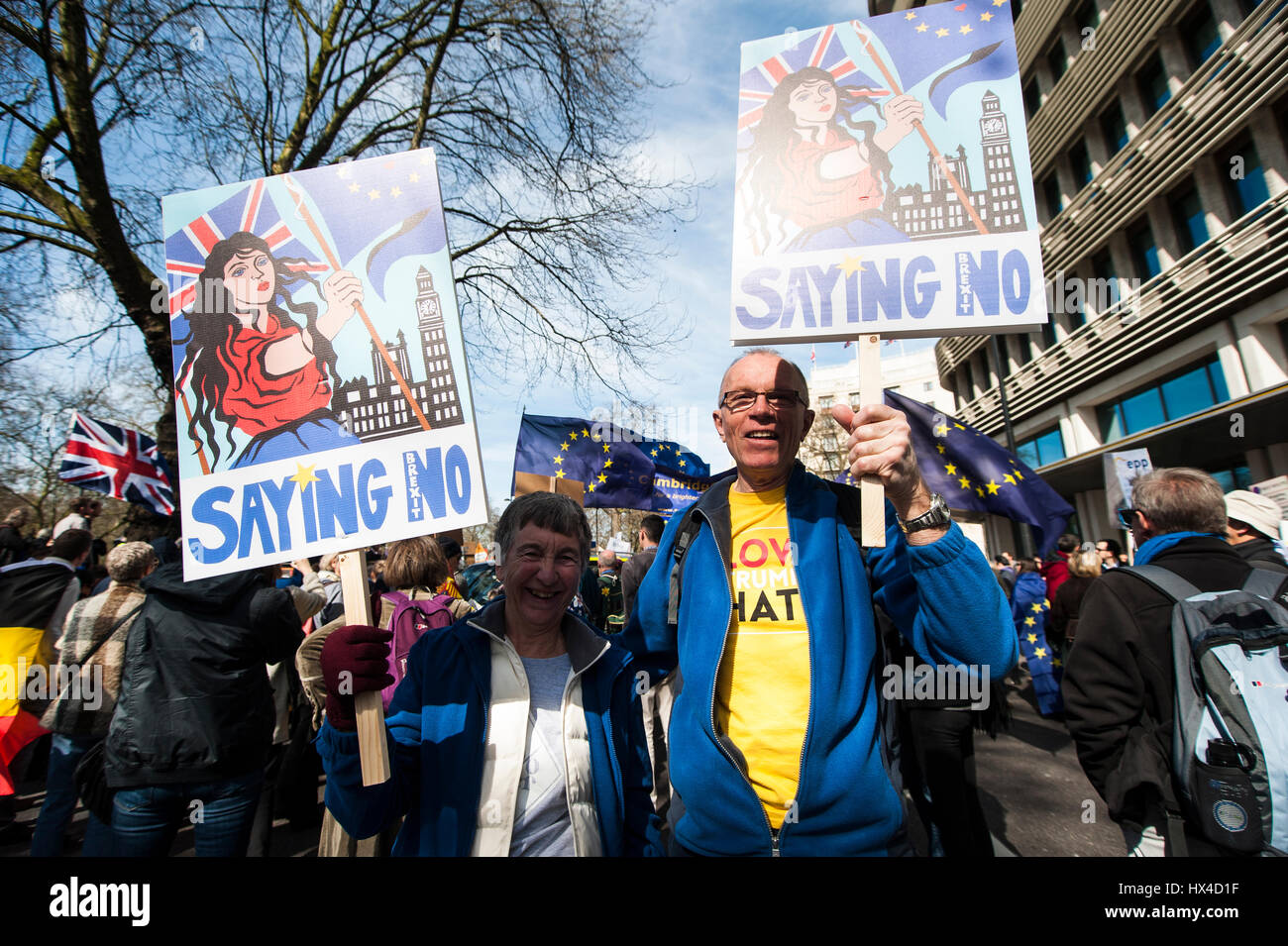 Londra, Regno Unito. 25 Mar, 2017. Unite per l'Europa Marzo Nazionale al Parlamento europeo. Il Pro-Europe la dimostrazione è stata organizzata in concomitanza con entrambi Theresa Maggio di innesco dell'articolo 50, il quale avrà inizio la Brexit formale del processo e il sessantesimo anniversario della firma del Trattato di Roma che ha istituito la Comunità economica europea. Il marzo, terminando con un rally in piazza del Parlamento, sta andando avanti nonostante il vicino Westminster attacco, 22 marzo 2017. Credito: Francesca Moore/Alamy Live News Foto Stock