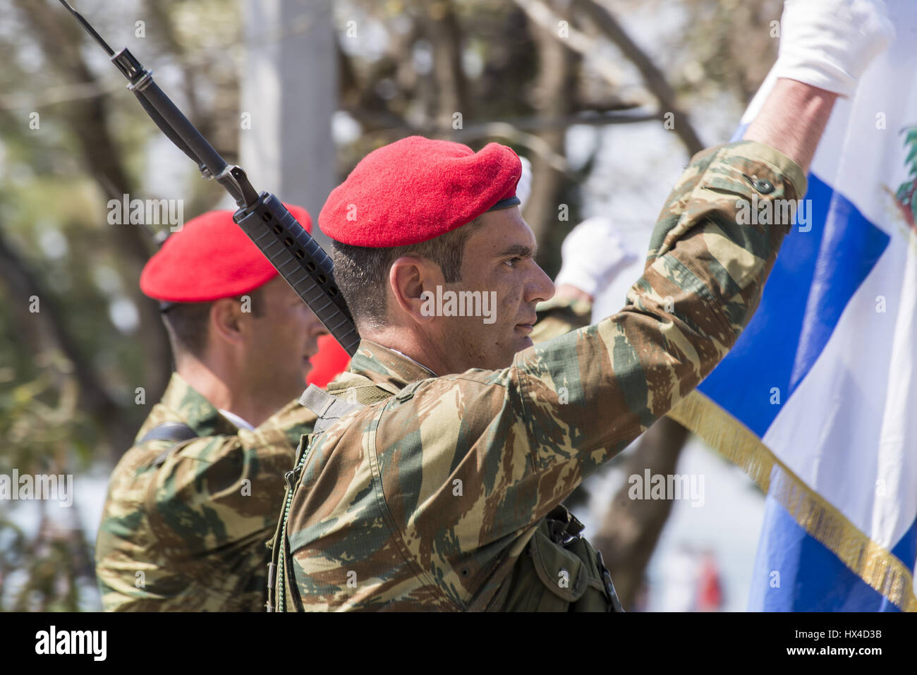 Salonicco, Grecia. 25 Mar, 2017. Soldati greci di un Airborne battaglione di fanteria dell'esercito ellenica, partecipare a una sfilata per commemorare il greco il giorno di indipendenza, presso la città greca di Salonicco. La festa nazionale del 25 marzo segna l inizio della rivoluzione greca torna nel 1821, che ha portato all'indipendenza contro i 400 anni di dominio ottomano. Credito: Giannis Papanikos/ZUMA filo/Alamy Live News Foto Stock