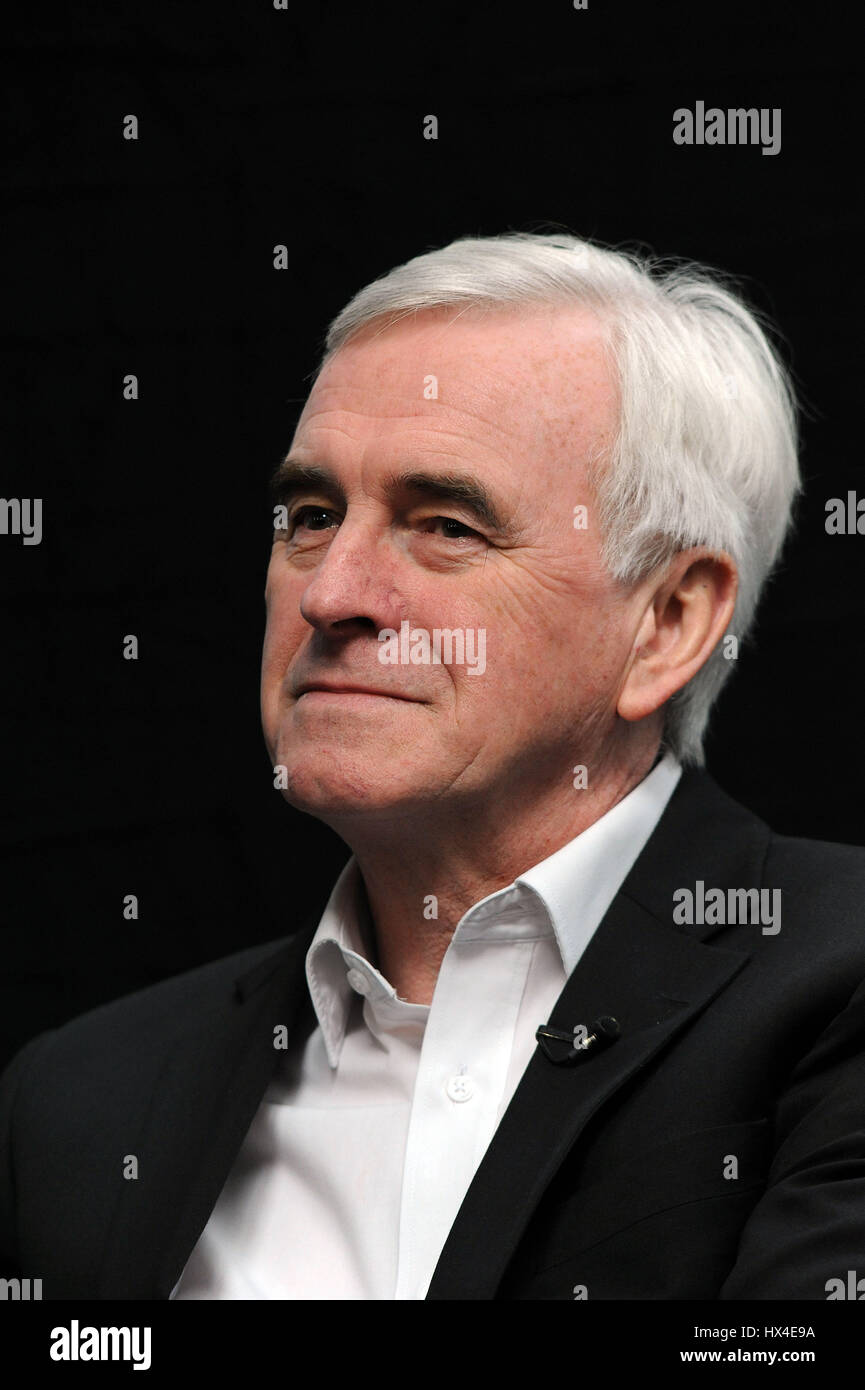 Birmingham, Inghilterra. 25 marzo, 2017. John McDonnell, Partito Laburista ombra il Cancelliere dello Scacchiere, in attesa di consegnare il discorso di apertura per lo slancio Conferenza inaugurale. Momentum, a sinistra- ala gruppo di pressione all'interno del partito laburista, è stata fondata nel 2015 in seguito Jeremy Corbyn la vittoria del partito laburista leadership elezione. Kevin Hayes/Alamy Live News Foto Stock