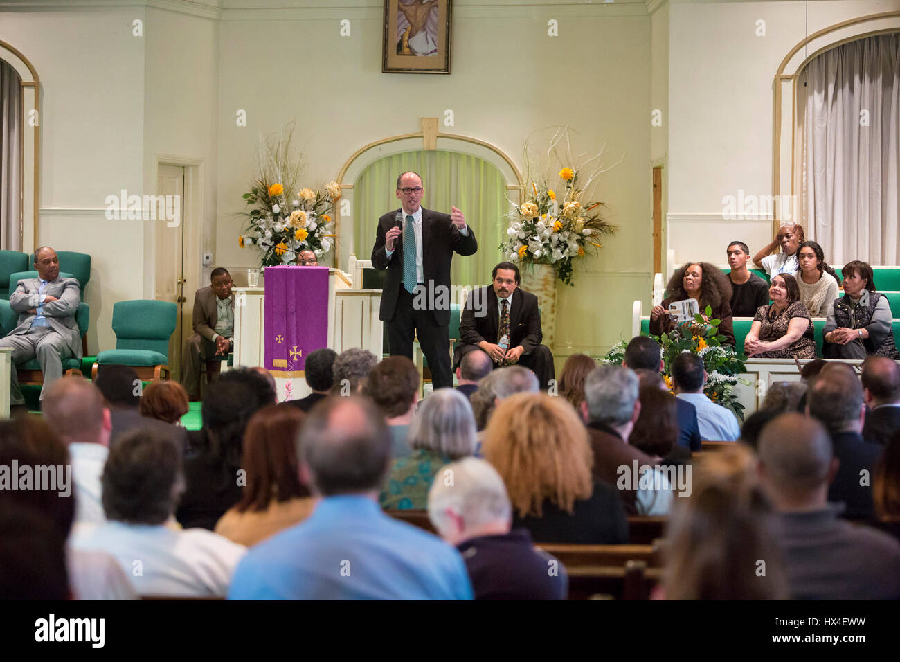 Detroit, Michigan, Stati Uniti d'America. 24 Mar, 2017. Tom Perez, presidente del comitato nazionale Democratic, parla durante il "democratic Turnaround Tour' presso la Chiesa della Nuova Covenant-Baptist. A destra di Perez è pastore Brian Ellison, fratello di DNC Vice Presidente Keith Ellison. Credito: Jim West/Alamy Live News Foto Stock