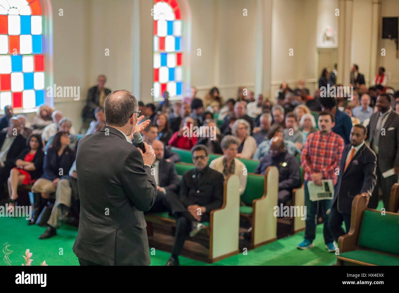 Detroit, Michigan, Stati Uniti d'America. 24 Mar, 2017. Tom Perez, presidente del comitato nazionale Democratic, risponde alle domande durante il "democratic Turnaround Tour' presso la Chiesa della Nuova Covenant-Baptist. Credito: Jim West/Alamy Live News Foto Stock