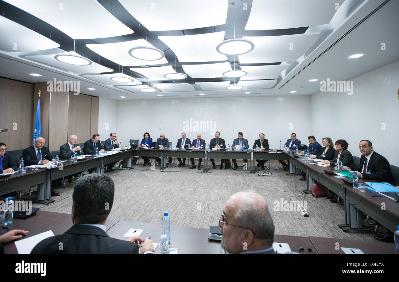 Ginevra, Svizzera. 25 Mar, 2017. L inviato speciale dell ONU per la Siria Staffan de Mistura tiene una riunione di Intra-Syria i colloqui di pace con la Siria opposizione della delegazione presso il Palais des Nations a Ginevra, Svizzera, 25 marzo 2017. Credito: piscina/Xu Jinquan/Xinhua/Alamy Live News Foto Stock