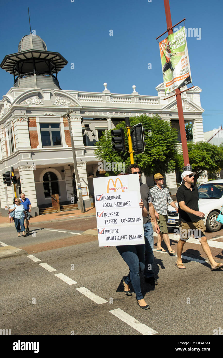 Guildford, Australia occidentale, Australia. 25 marzo, 2017. I manifestanti che arrivano al rally di protesta in opposizione alla proposta di creazione di un McDonalds nella loro comunità locale. Credito: Sheldon Levis/Alamy Live News. Foto Stock