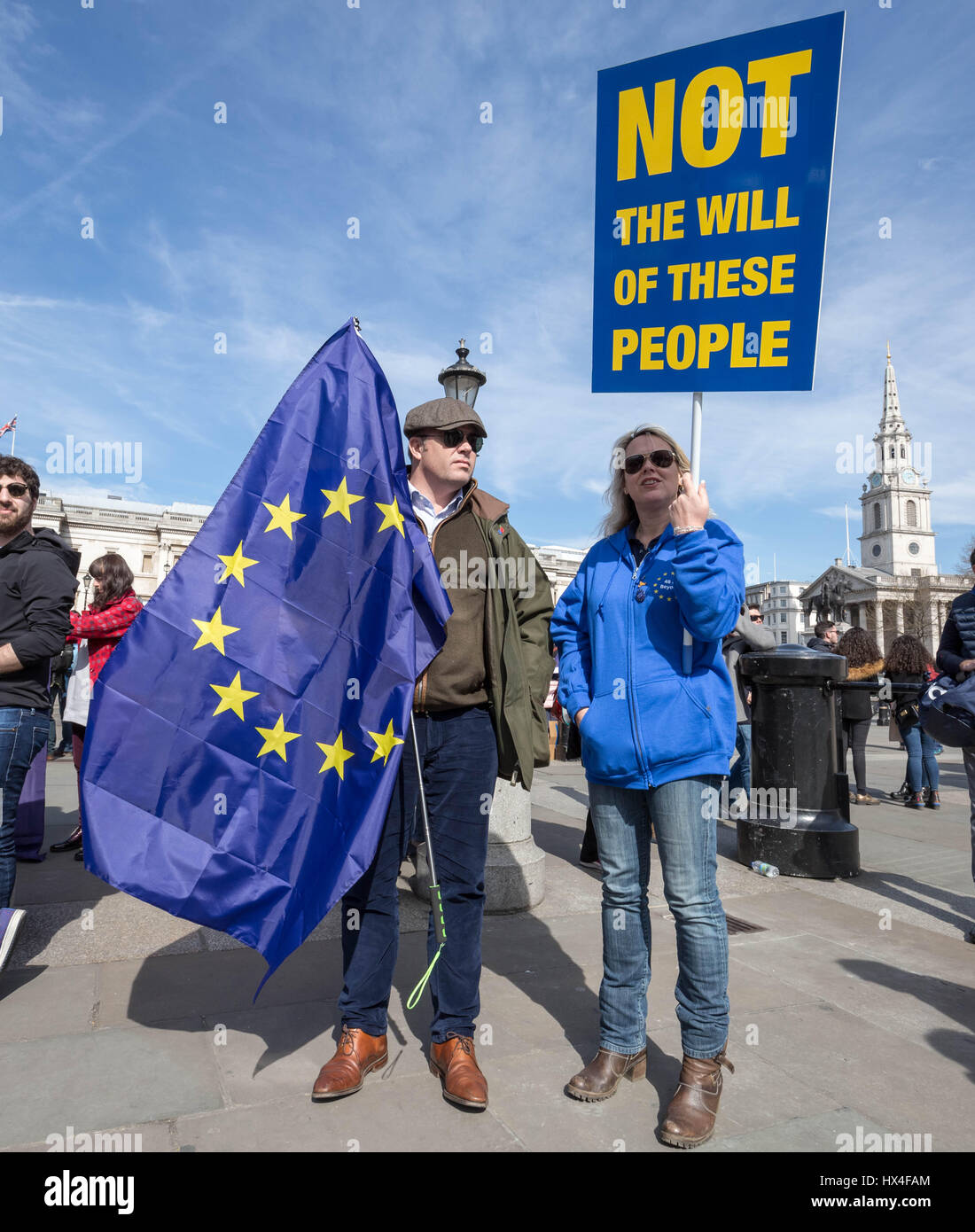 Londra, Regno Unito. 25 marzo, 2017. "Unite per l'Europa" anti-Brexit protesta ha visto diverse migliaia di manifestanti rimangono marzo attraverso il centro di Londra al rally di Westminster la piazza del Parlamento © Guy Corbishley/Alamy Live News Foto Stock