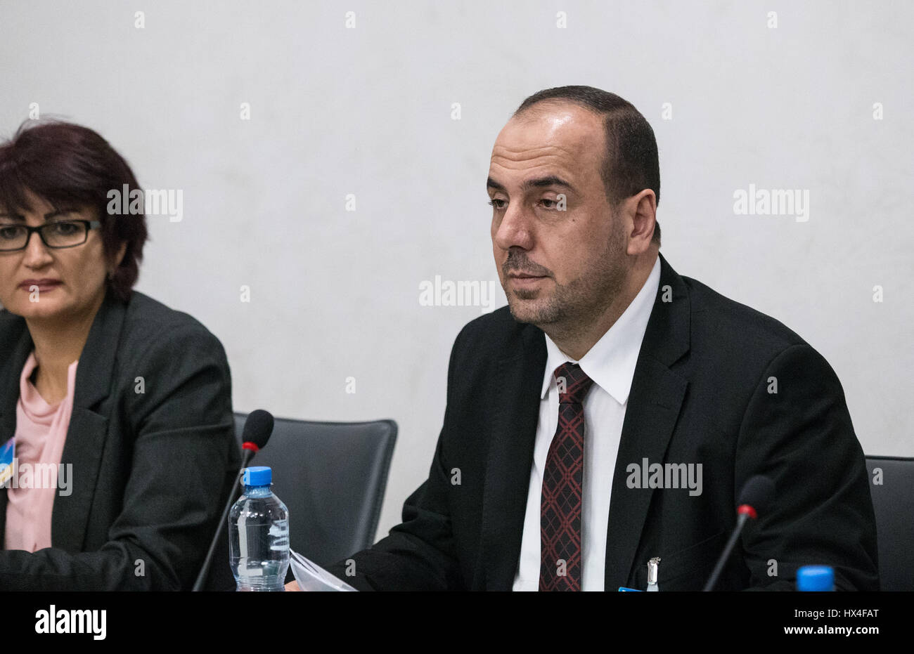 Ginevra, Svizzera. 25 Mar, 2017. La siria opposizione del capo delegazione Nasr al-Hariri (R) partecipa a una riunione di Intra-Syria i colloqui di pace con l inviato speciale dell ONU per la Siria Staffan de Mistura al Palais des Nations a Ginevra, Svizzera, 25 marzo 2017. Credito: piscina/Xu Jinquan/Xinhua/Alamy Live News Foto Stock
