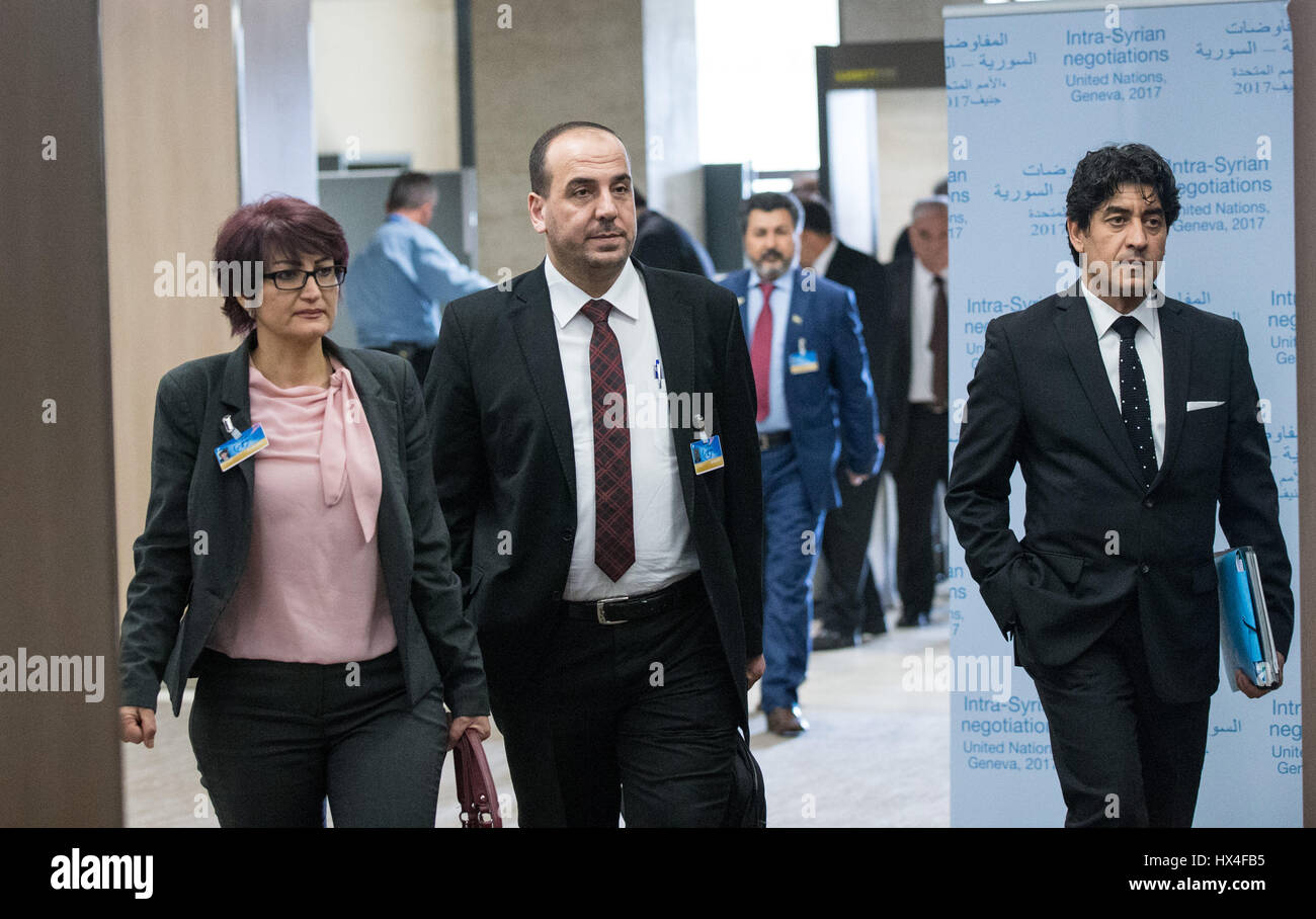 Ginevra, Svizzera. 25 Mar, 2017. La siria opposizione del capo delegazione Nasr al-Hariri (C) partecipa a una riunione di Intra-Syria i colloqui di pace con l inviato speciale dell ONU per la Siria Staffan de Mistura al Palais des Nations a Ginevra, Svizzera, 25 marzo 2017. Credito: piscina/Xu Jinquan/Xinhua/Alamy Live News Foto Stock