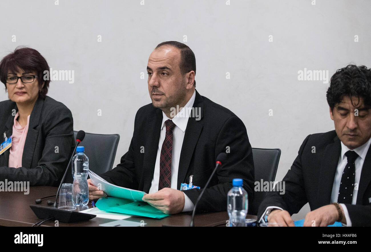 Ginevra, Svizzera. 25 Mar, 2017. La siria opposizione del capo delegazione Nasr al-Hariri (C) partecipa a una riunione di Intra-Syria i colloqui di pace con l inviato speciale dell ONU per la Siria Staffan de Mistura al Palais des Nations a Ginevra, Svizzera, 25 marzo 2017. Credito: piscina/Xu Jinquan/Xinhua/Alamy Live News Foto Stock