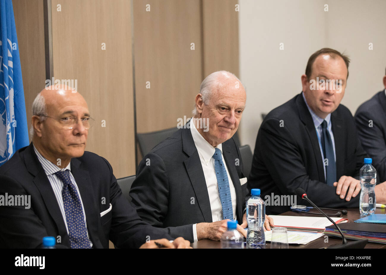 Ginevra, Svizzera. 25 Mar, 2017. L inviato speciale dell ONU per la Siria Staffan de Mistura (C) partecipa a una riunione di Intra-Syria i colloqui di pace con la Siria opposizione della delegazione presso il Palais des Nations a Ginevra, Svizzera, 25 marzo 2017. Credito: piscina/Xu Jinquan/Xinhua/Alamy Live News Foto Stock
