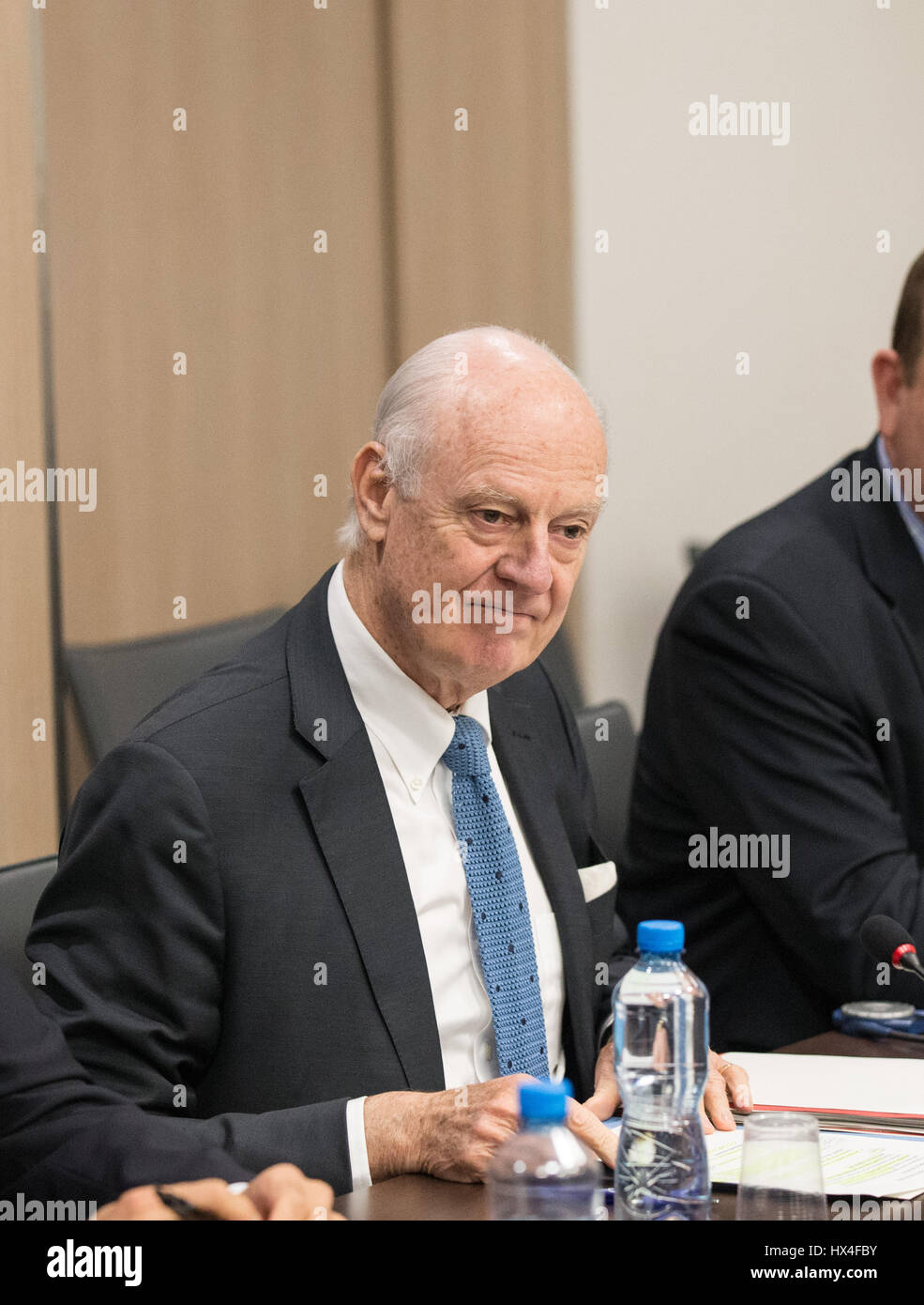 Ginevra, Svizzera. 25 Mar, 2017. L inviato speciale dell ONU per la Siria Staffan de Mistura partecipa a una riunione di Intra-Syria i colloqui di pace con la Siria opposizione della delegazione presso il Palais des Nations a Ginevra, Svizzera, 25 marzo 2017. Credito: piscina/Xu Jinquan/Xinhua/Alamy Live News Foto Stock