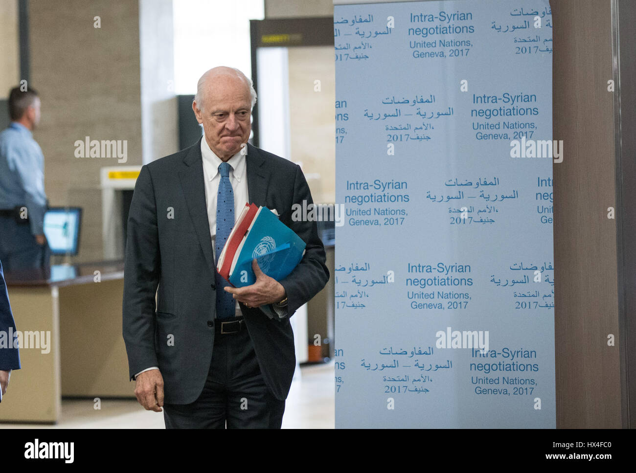 Ginevra, Svizzera. 25 Mar, 2017. L inviato speciale dell ONU per la Siria Staffan de Mistura arriva per una riunione di Intra-Syria i colloqui di pace con la Siria opposizione della delegazione presso il Palais des Nations a Ginevra, Svizzera, 25 marzo 2017. Credito: piscina/Xu Jinquan/Xinhua/Alamy Live News Foto Stock