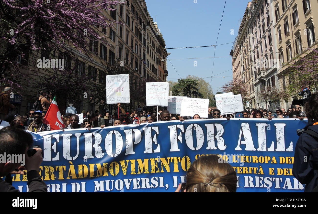 Zahlreiche Migranten sind am 25.03.2017 unter den Demonstranten beim Zug "Unser Europa" in Rom, Italien. Die Staats- und Regierungschefs der EU trafen sich in Rom zu einem UE-Gipfel zum 60. Jubiläum der Römischen Verträge. Sechs Staaten - Deutschland, Frankreich, Italien, Belgien, die Niederlande und Luxemburg - unterzeichneten am 25. März 1957 die "Römischen Verträge" und legten damit den Grundstein für die heutige Europäische Union (UE). Molti migranti sono tra i manifestanti in "La nostra Europa" marzo a Roma, Italia, 25 marzo 2017. I capi di Stato e di governo si sono incontrati a Roma per un'UE Foto Stock