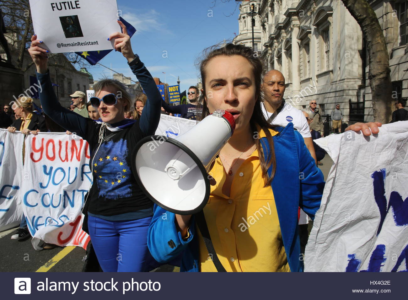 Una donna grida in un altoparlante in un rally Anti-Brexit Foto Stock