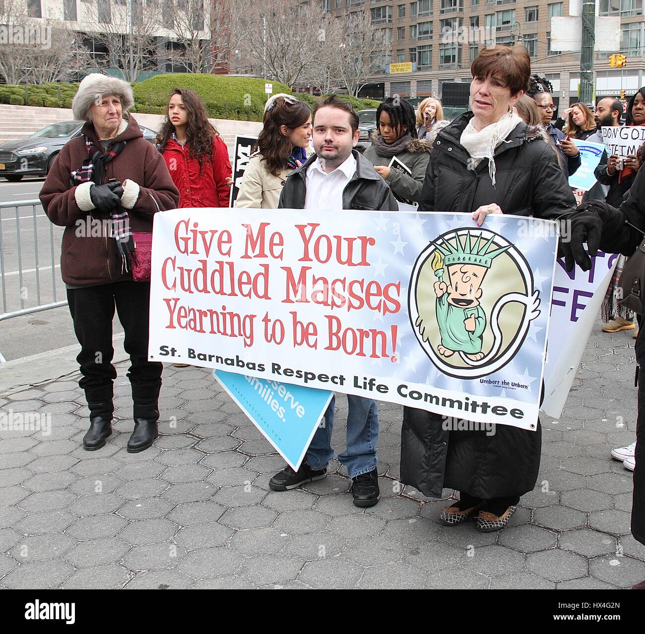 New York, NY, STATI UNITI D'AMERICA. 25 Mar, 2017. I partecipanti a livello internazionale il dono della vita a piedi, un pro-vita, anti-aborto evento in New York New York il 25 marzo 2017. Credito: Rainmaker foto/media/punzone Alamy Live News Foto Stock