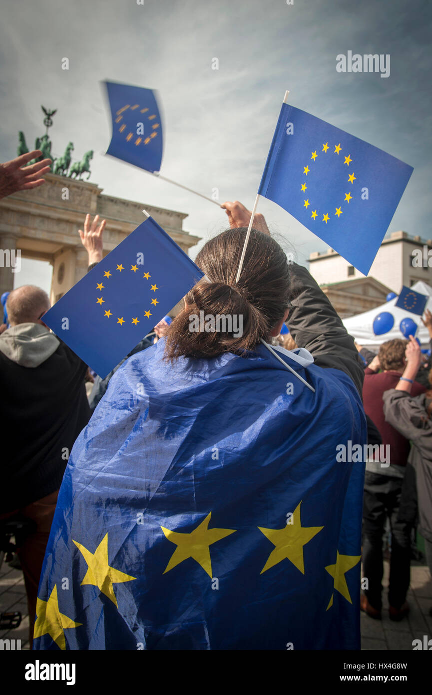 Berlino, Germania 25 Mar, 2017 Gli europei si riuniscono presso il 'Marco per l'Europa", la Porta di Brandeburgo, Berlino, Germania. Il sessantesimo anniversario della firma dei Trattati di Roma una decina di migliaia di persone hanno marciato in tutta Europe città principali a sostegno dell'Unione europea. Credito: Craig Stennet/Alamy Live News Foto Stock