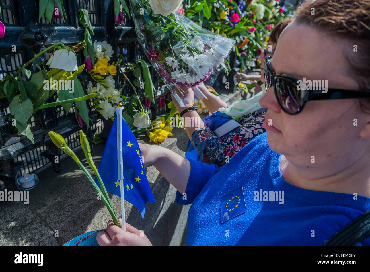 Londra, Regno Unito. 25 marzo, 2017. Persone aggiungere i fiori al Memoriale dell'uccisione di questa settimana in piazza del Parlamento - Unite per l'Europa marzo partecipazione di migliaia di persone durante il fine settimana prima di Theresa Maggio innesca l'articolo 50. Il mese di marzo è andato da Park Lane attraverso Whitehall e conclusi con i discorsi in piazza del Parlamento. Londra 25 Mar 2017 Credit: Guy Bell/Alamy Live News Foto Stock